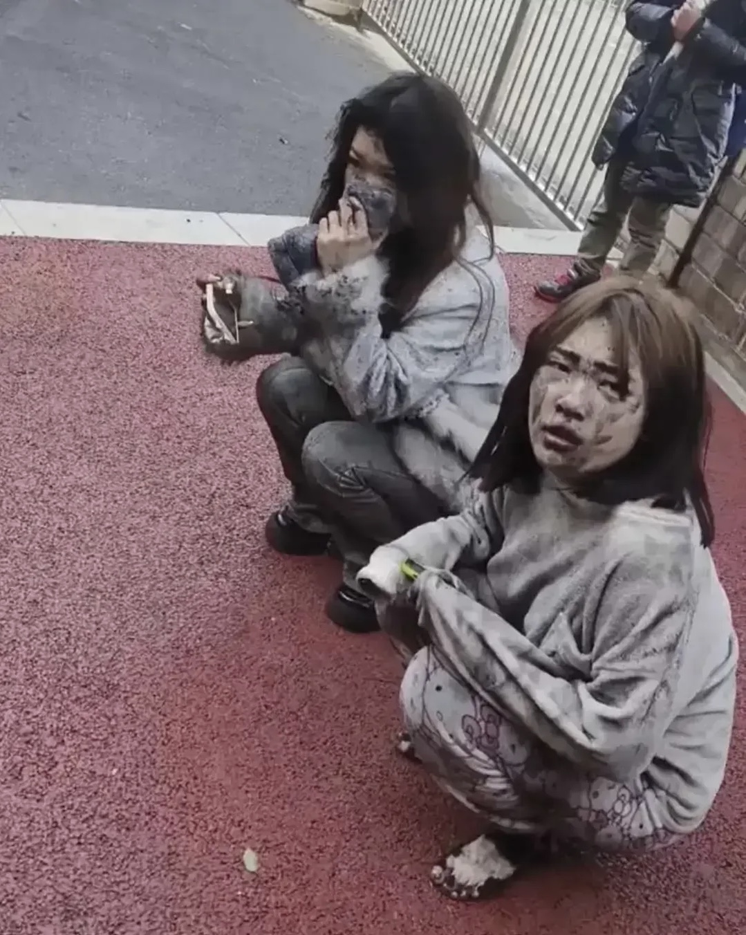 江西新余火灾，目前已知39人遇难，受伤人数正在统计中。下图是两个逃出来的女大学生