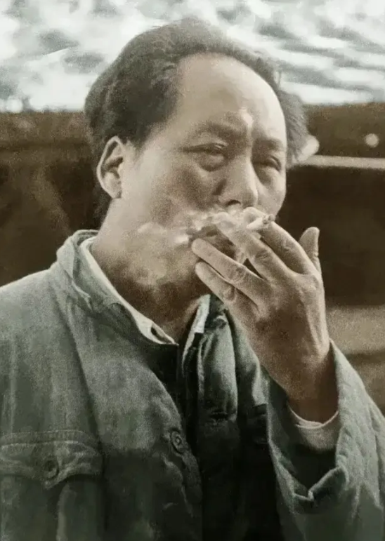 出兵援朝，中央会上仅仅一个半人支持，主席忧心忡忡，决断难下。1950年10月1日