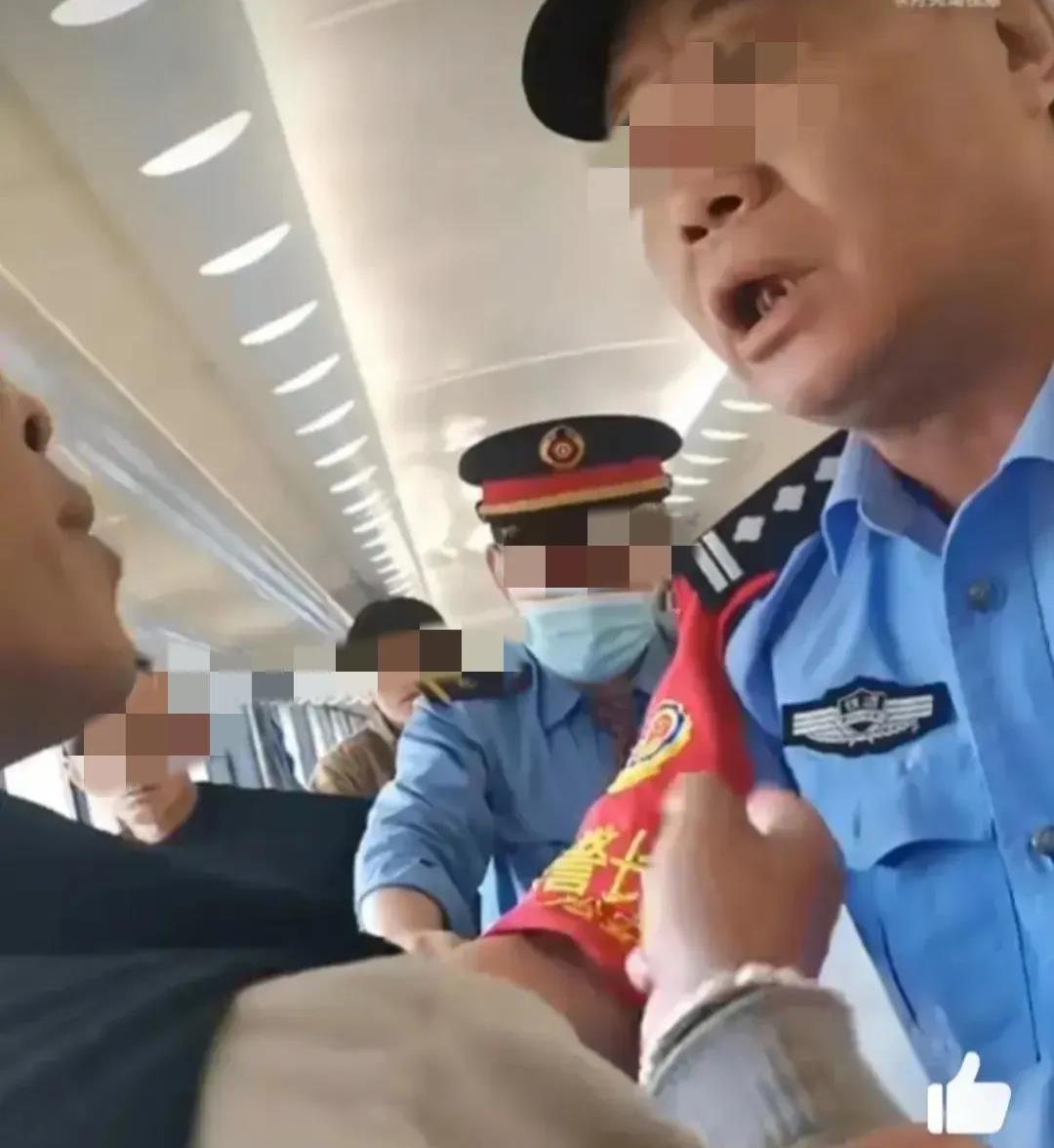 光头男子跨车厢骚扰两名女子，自称是其叔叔，女子叫来乘警后，他反还态度嚣张的“教育