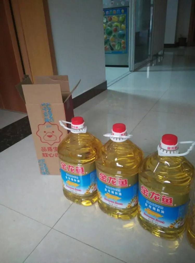 今天老婆去银行取退休金，回来时却抱一箱油来家，我问她怎么买那么多油，她说不是买的
