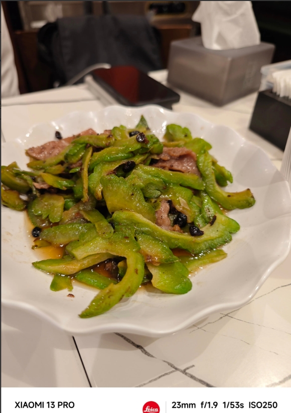 香港消费真的太夸张了！！

两个人3个菜 一个脆皮烧肉 一个凉瓜牛肉 一个清炒菜