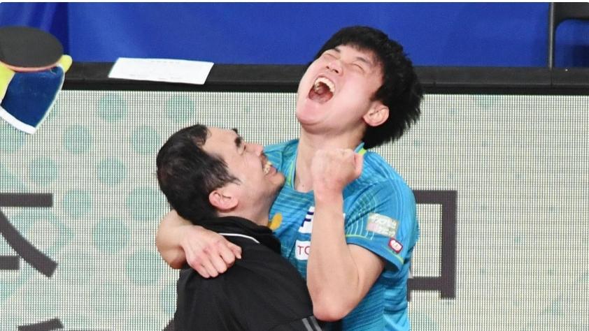 奇迹！张本智和挽救8赛点逆转夺冠，跪地庆祝又哭又笑，妹妹摘银