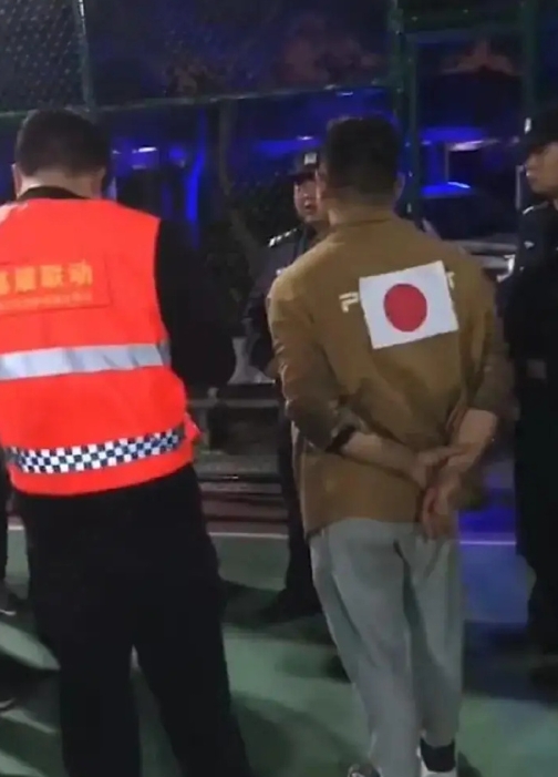 大快人心！
这人渣汉奸被拘留了。
给人民警察点赞。
希望以后对汉奸人渣加大力度处