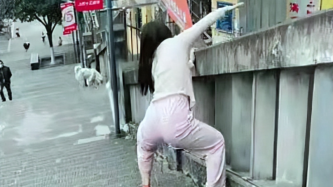 女子去见男茶友，被丈夫找到时走不成路了，女子：别多心，腿抽筋