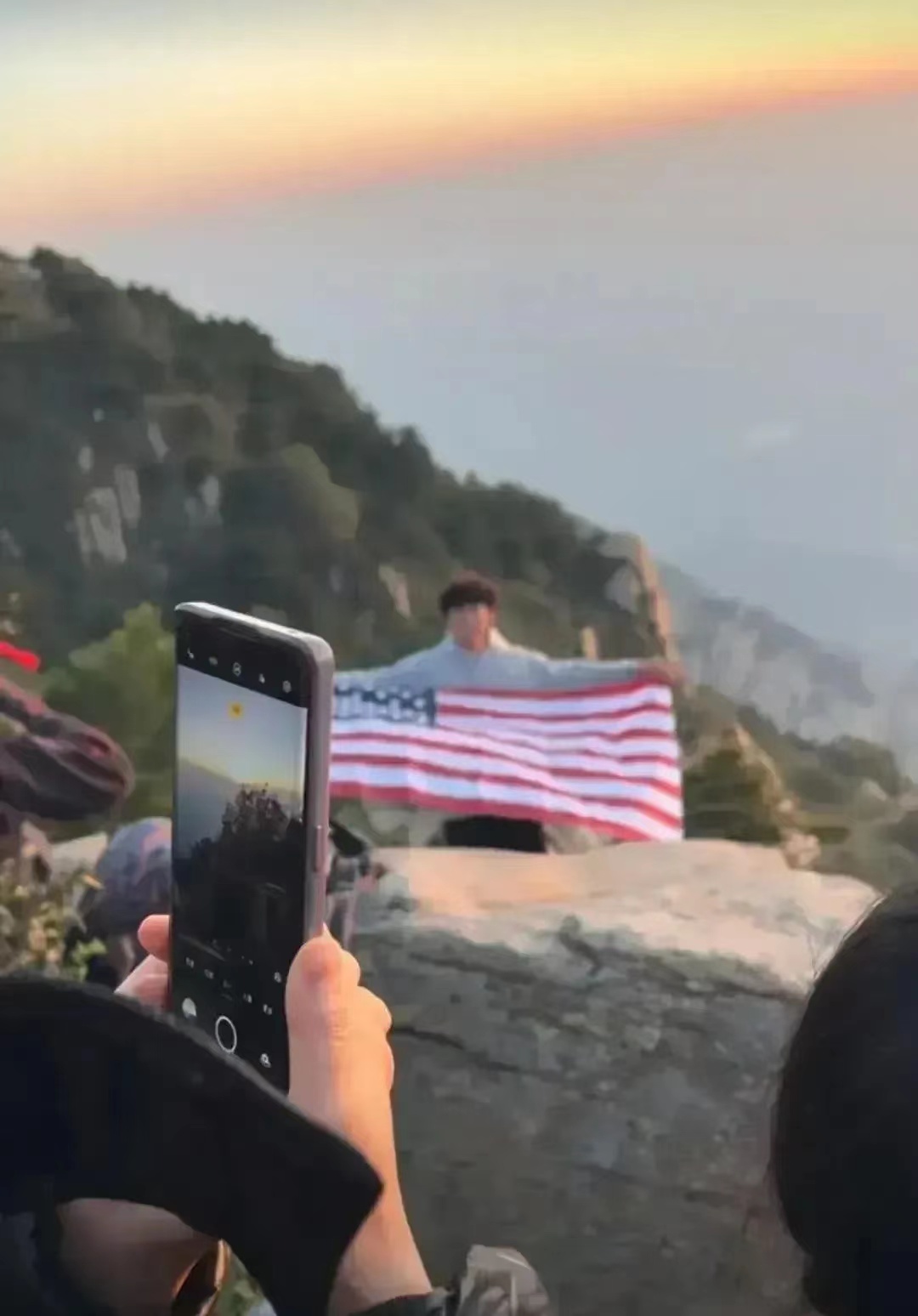某人在泰山景区行为不当，悄悄地拿出一面星条旗，并匆匆地展示了几下。

这种行为是