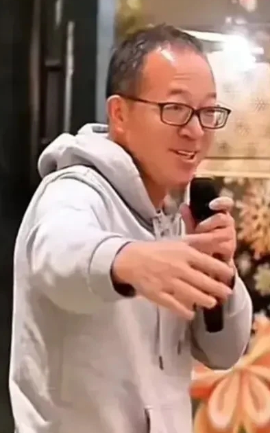 恕我直言，
俞敏洪的衣品真的欣赏不来。
你说挺有钱个大佬，还一把年纪，你每天穿个
