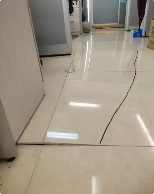 我住了一年多的新家，我的女儿突然打来电话，告诉我客厅的瓷砖鼓起来了，当我回到家后