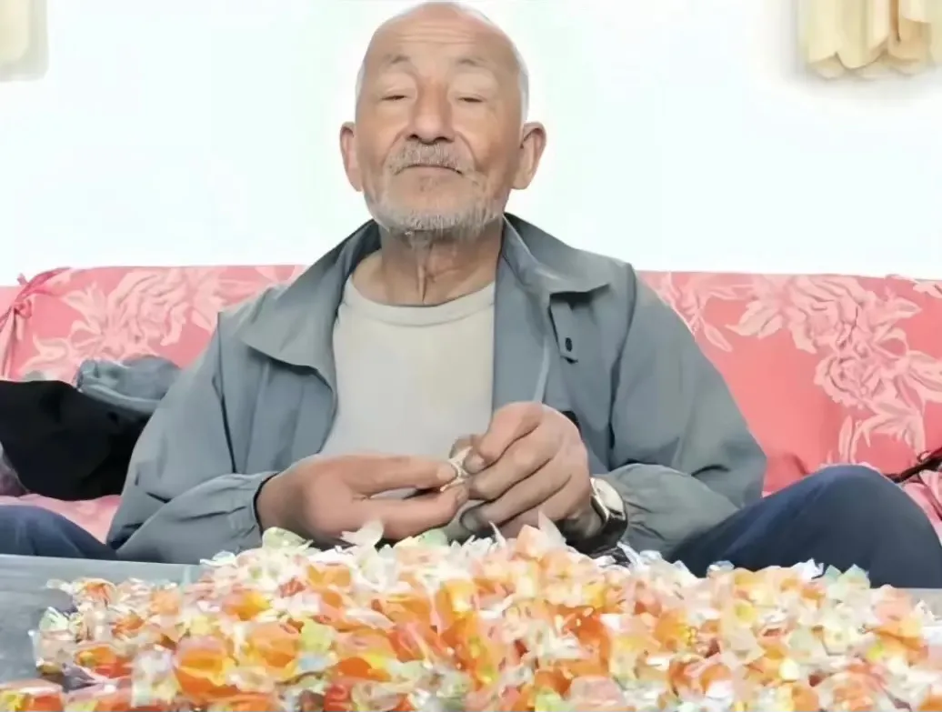 山东大爷20年间竟然吃掉14吨糖，每天至少要吃4斤，甚至一天不吃就浑身难受，当孩