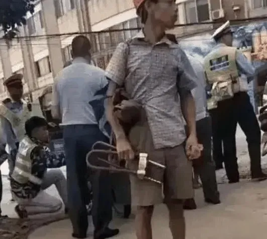 这张照片着实令人反思。一位农民工在回家的途中遭到交警拦下，他的电动车被没收了。他