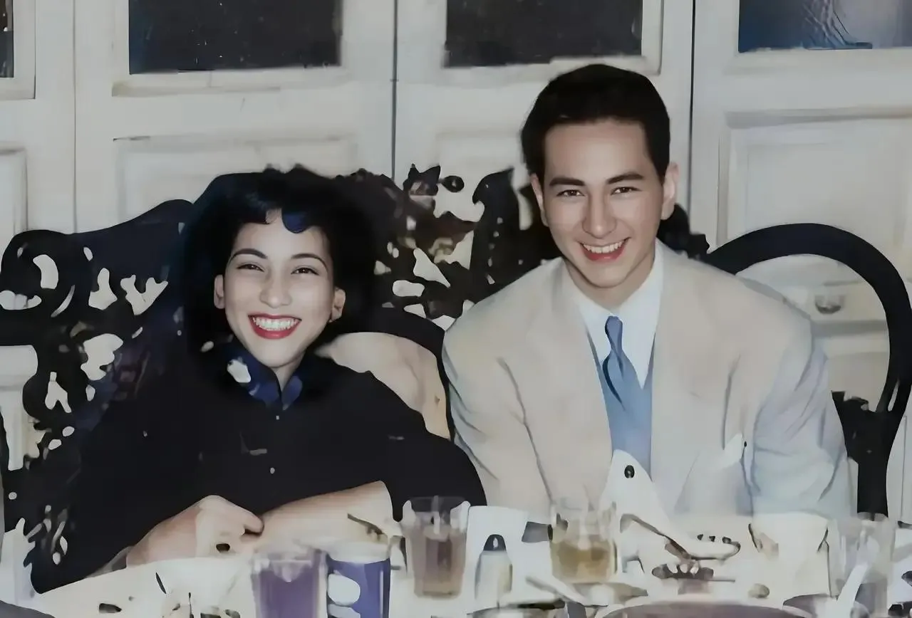 赌王年轻时简直帅出天际，原配夫人黎婉华也是美貌惊人，在当时有澳门第一美人之称。
