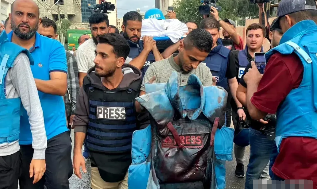 只要眼睛不瞎，就能看到完全不一样的。
1、以色列前总理穿上了军装，现总理大儿子为