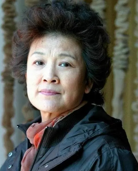 61岁的女演员宋春丽和丈夫坚持丁克30多年，直到后来邓婕跑到他们家里面去做客时，