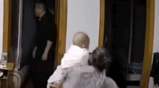 突发！据网友爆料，近日，四川一公公殴打哺乳期儿媳的视频引发关注和热议！

根据家