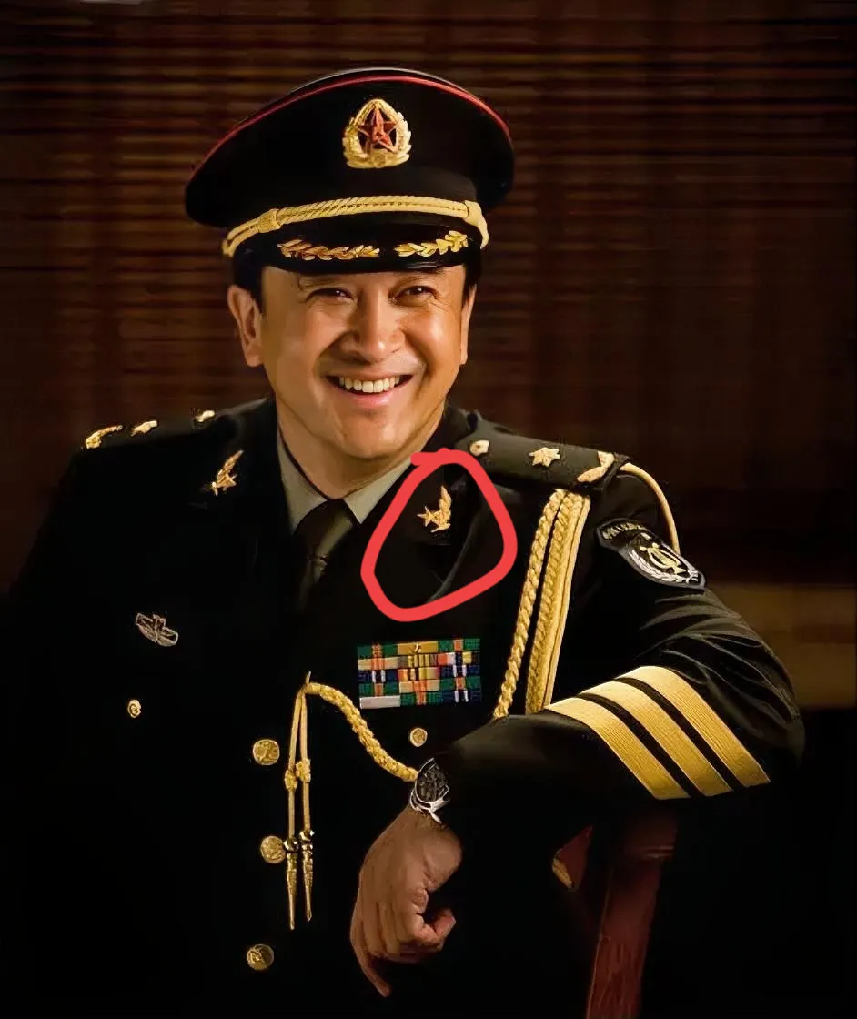 大家仔细看，这位演员的军衔竟然这么高！大家有认识的吗？
这是一位非常著名的小品演