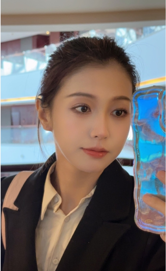 起猛了，发现自己穿的好像酒店前台