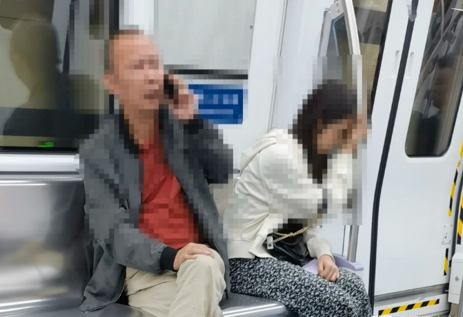 打电话的大爷，你这么多座位不坐，非要和小姑娘挤一起！

今天坐深圳地铁十二号线，