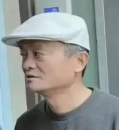 多日不见的马云接受采访，当问到他头发突然变白是怎么回事？马云回答说：“近期三个月