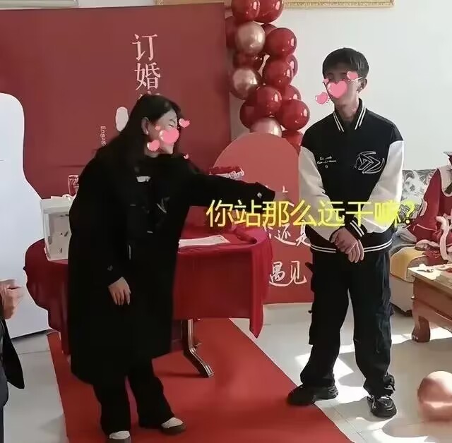 最尴尬的订婚宴！
订婚宴本是两个人的盛宴，见证的是两个人的爱情，应该是充满欢笑与