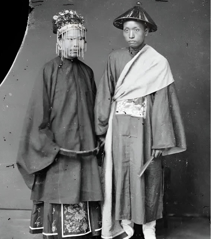 这是1892年一对年轻夫妇的结婚照，其中有一个小细节至今仍让人猜测。 该女子嫁给