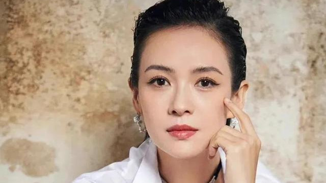 章子怡巴黎时装周遇冷，穿过季衣服排队进场，待遇被韩国爱豆碾压！