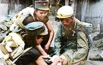 不同的军帽款式，相同的红五星，四野渡海大军与长期战斗在海南岛的琼崖纵队胜利会师。