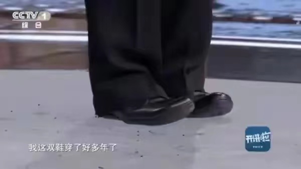 她贵为中国科学院院士，却在央视节目中出尽了“洋相”！掉了渣的鞋子，让她如同被揭开