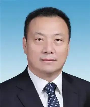 李富贵陷入了抉择的困境。他充分认识到主动辞职可能会引起更多的问题，身处两难之中。