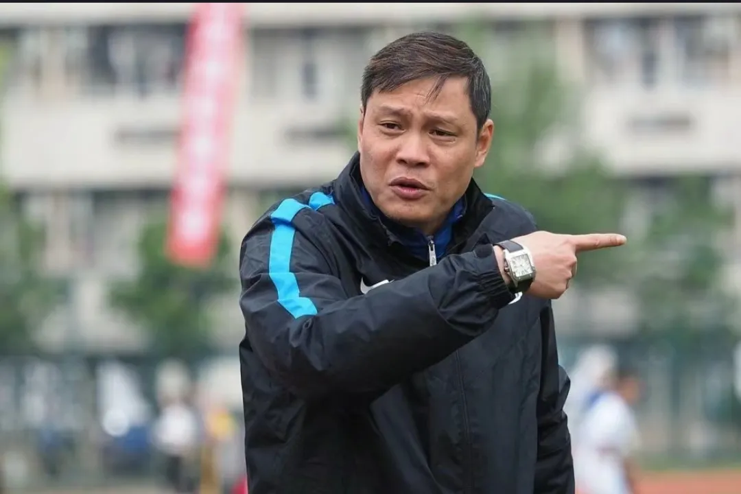 浙江队球员被锁喉，范志毅的发言很犀利和解气！
“我无法想象，球场上还有这样的动作