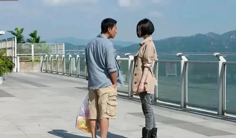 甄子丹身高178，景甜身高16 8，在一部新片中，可以看出，身材高大的甄子丹穿着