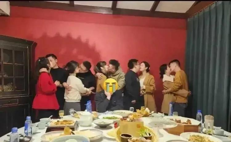 一张同学聚会照片引爆网络！老同学群内不谙人情，导致尴尬场面。嘴巴太损，盲目透露同