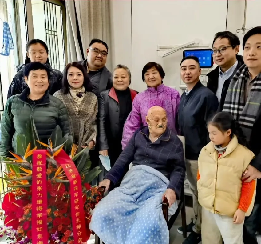开国少将张力雄同志110岁生日，和家人留影