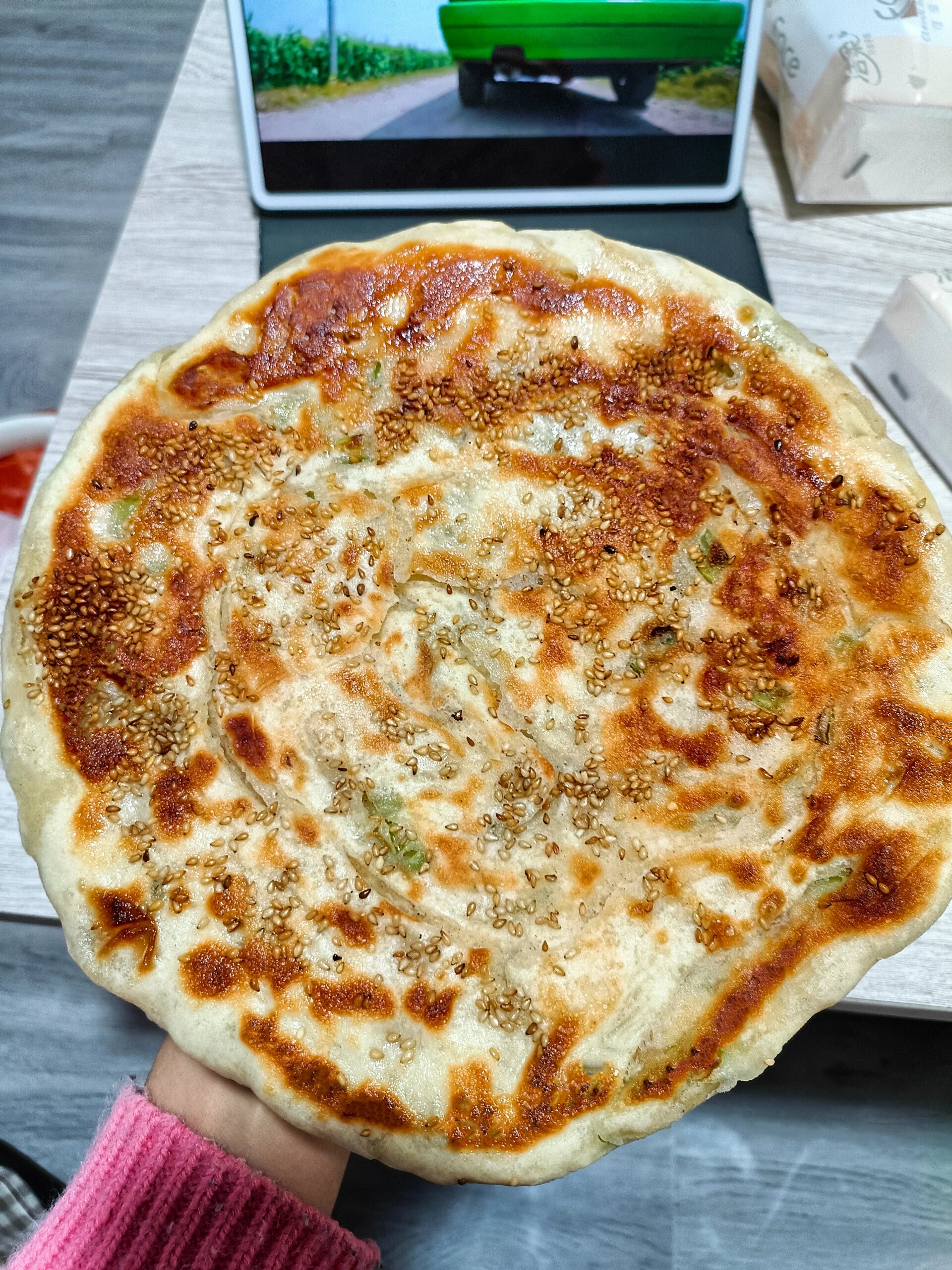 葱花发面饼，姐在烙饼这一块从来就没输过！
这个发面葱花饼真的好好吃，发面的好消化