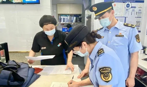 河南平顶山，一男子经营的眼镜店销售10元隐形眼镜护理液，被市场监管局罚款5万元，
