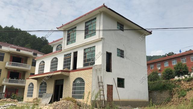 网络上经常出现一些声音，劝诫人们不要回农村盖房子，但我对此持有不同的看法。我认为