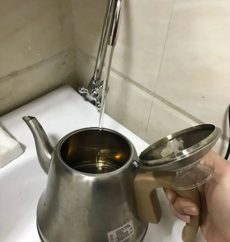 我的同学家条件不错，但用自来水泡茶，我感到惊讶。他解释道，自来水被烧开后杂质和有