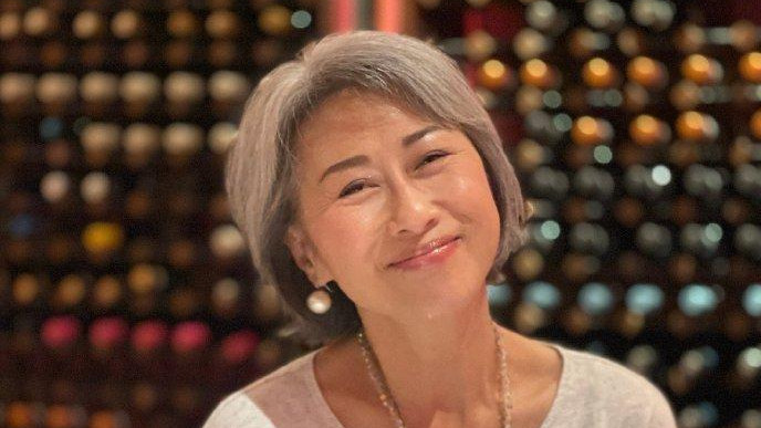 叶倩文过62岁生日，我却被她的状态惊艳！满头白发仍美若“少女”