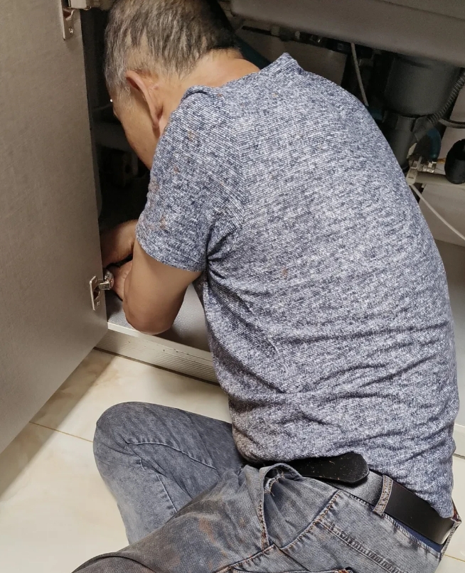 老公单位又降薪了，老公今年55岁，在鞍钢上班，但他不是鞍钢体制内员工，他是鞍钢部