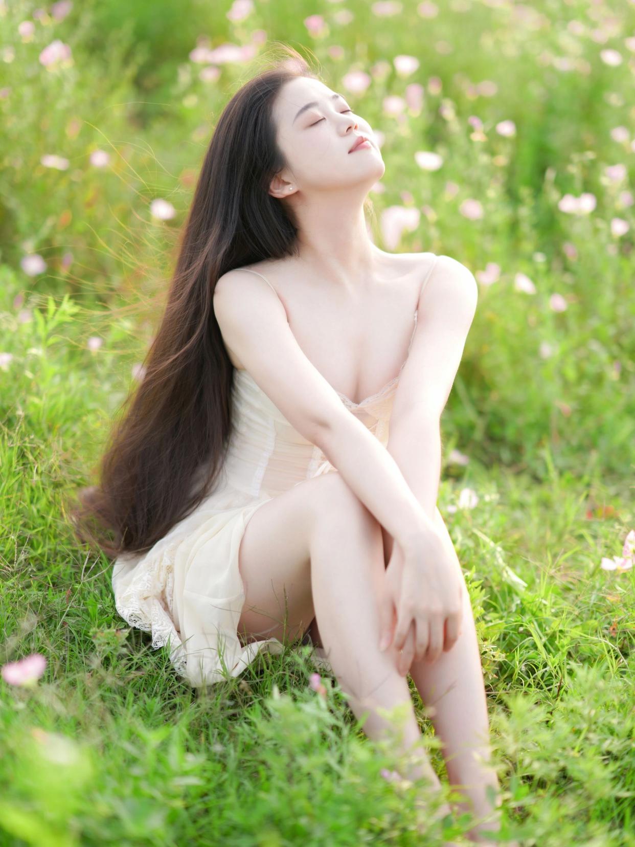 草地花丛中拍照的女孩，拍的很是清新唯美，有种朦胧美感
