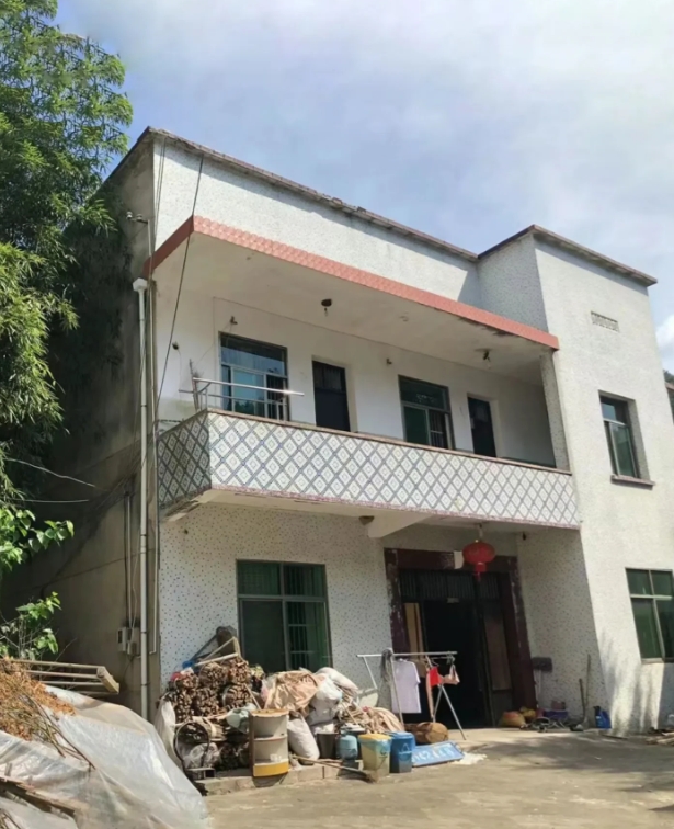 二叔打电话来，问我老家房子不住，有人出20万要买，卖不卖？我一口回绝：“不卖！”