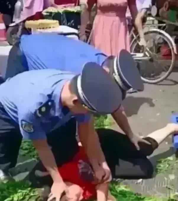 农村大妈在道路上摆摊售卖自家蔬菜，遭城管粗暴制止

近日，一则新闻引起了广泛关注