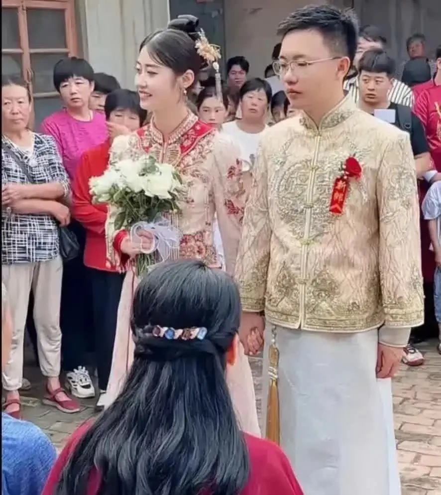 婚礼是一个大喜的日子，然而除了新娘子外，没有人是开心的。是彩礼太高了吗？这引发了