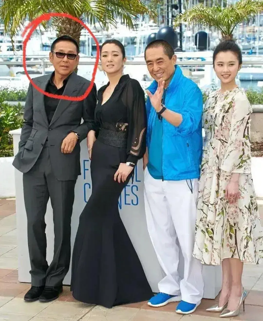 图中从左到右依次是：陈道明，巩俐，张艺谋，老谋子旁边的小女子是谁？？猜出来算你牛