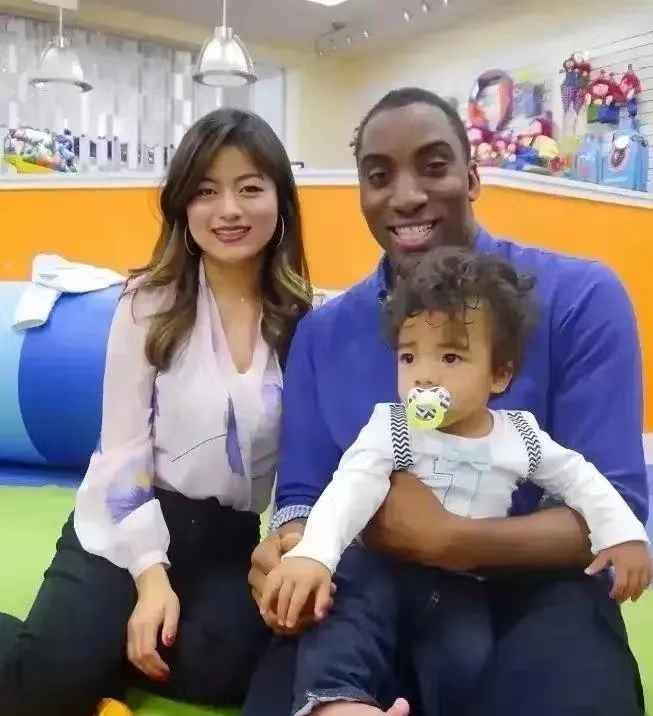 一位来自非洲的留学生在中国安家落户，娶了一位美丽的四川姑娘，共同谱写了幸福的家庭
