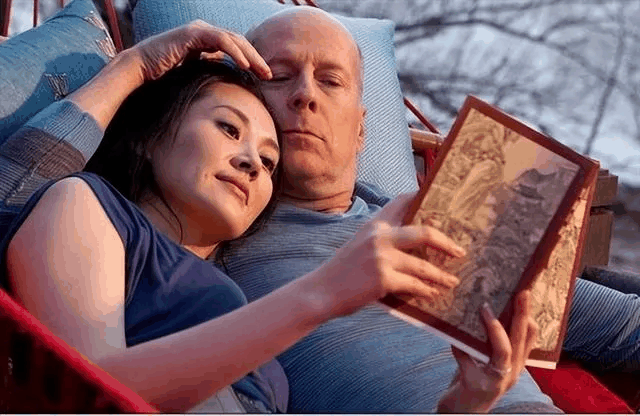 2006年，英国的69岁亿万富翁兰斯·克拉克爱上了中国的33岁女外卖员周颖，当周