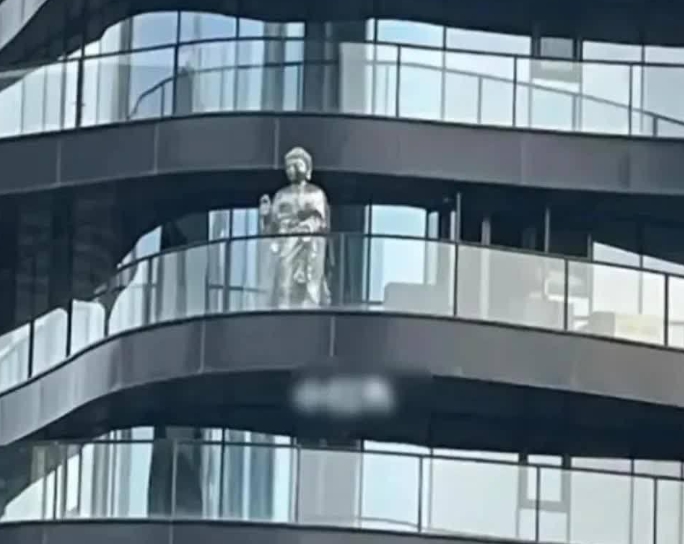 王菲在自家公寓的阳台上放置了一尊2米高的金佛像。 旅行时她还打扮成修女。 有人担