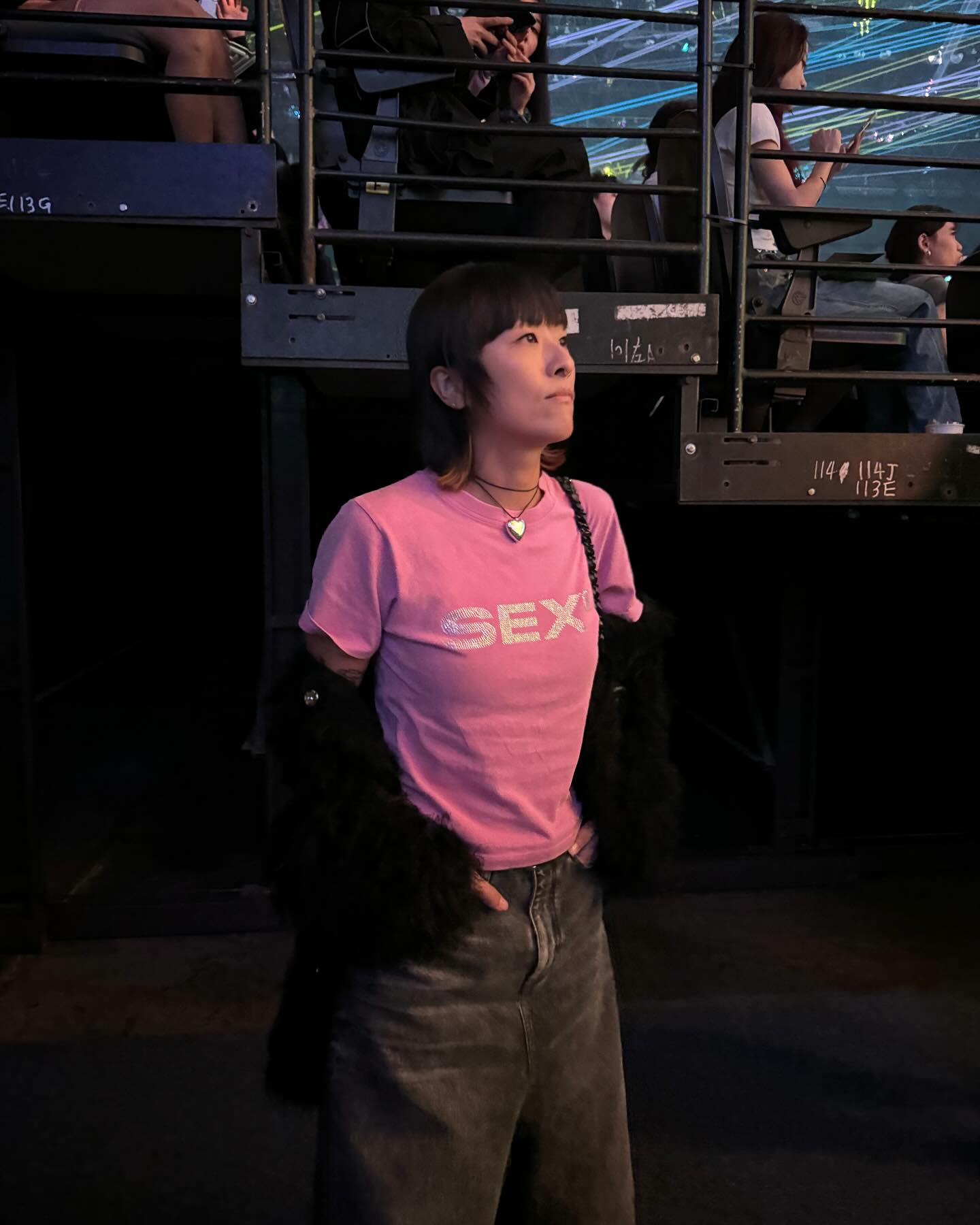 她是香港著名歌手陈奕迅的老婆，感觉她平时打扮有点另类，好像以前也拍过不少影视作品