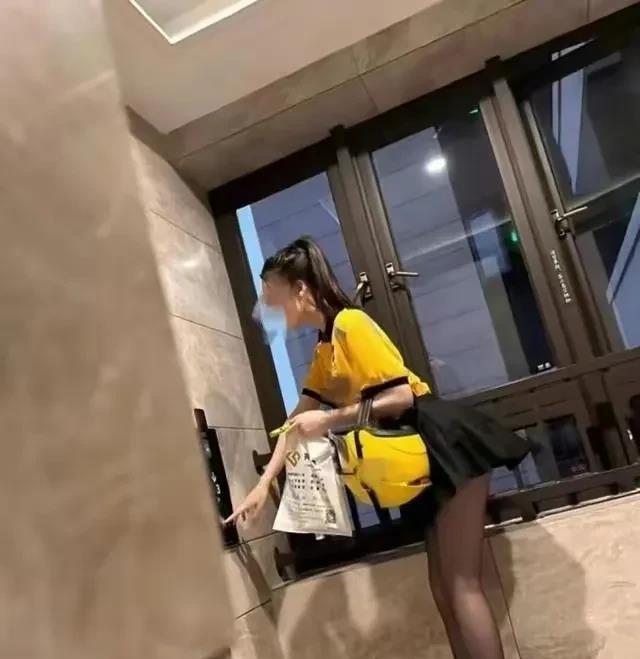 “闲鱼”色情上门服务？
网络二手平台上的色情交易现象逐渐扩散，各大平台虽然明令禁