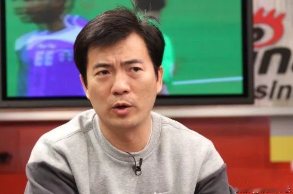 越来越佩服黄健翔，佩服他超出常人的人品。

当年李铁春风得意竞选国足主帅时，同样