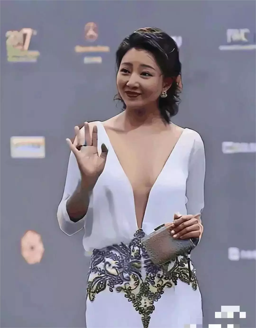 这是殷桃吧？这身打扮倒是第一次见到，是不是有点太惊艳了？
