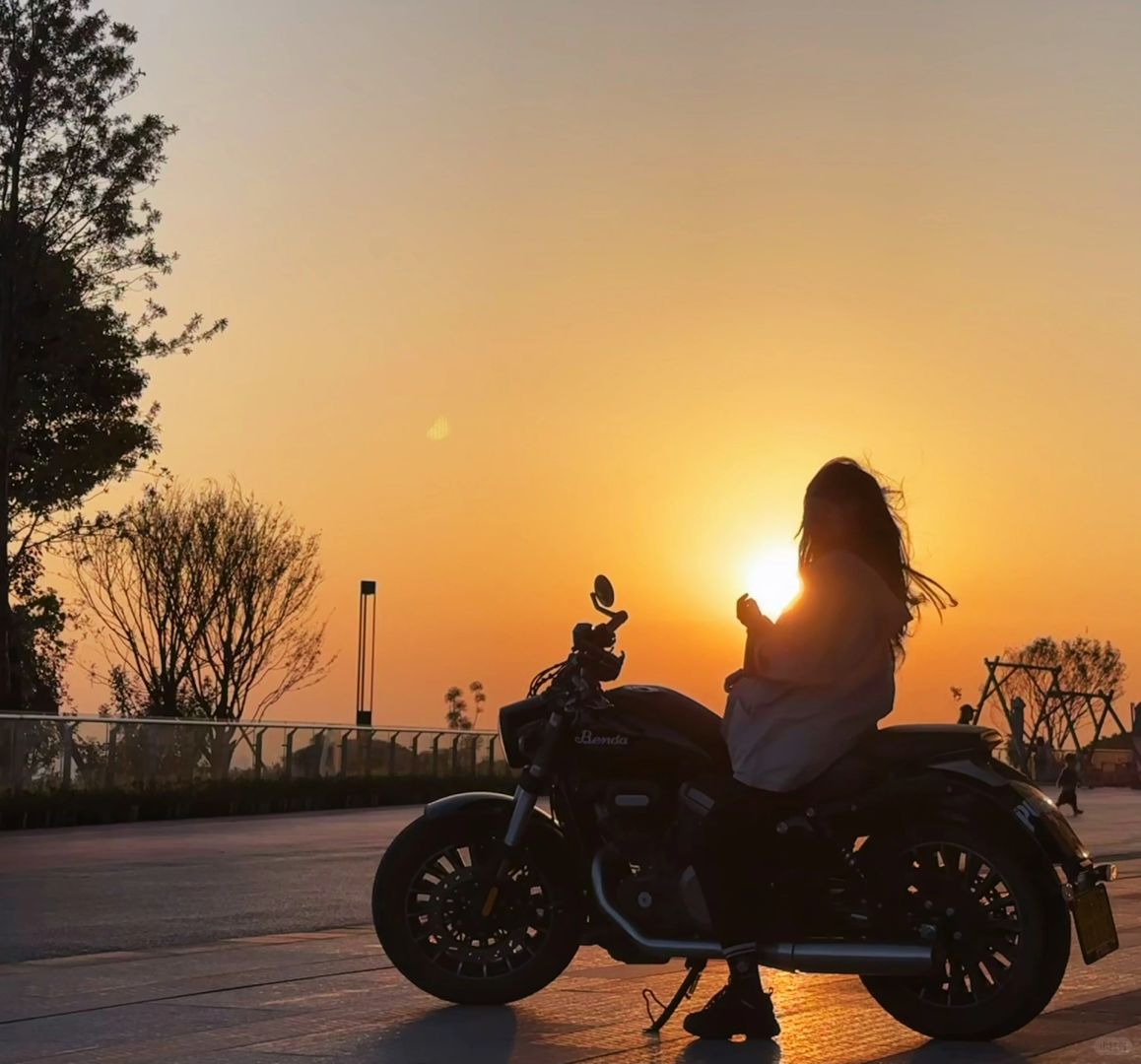 宜宾｜冬天的落日剪影真是棒极了
和小姐妹在一个晴天☀️拍摄的落日📷
大概是下午